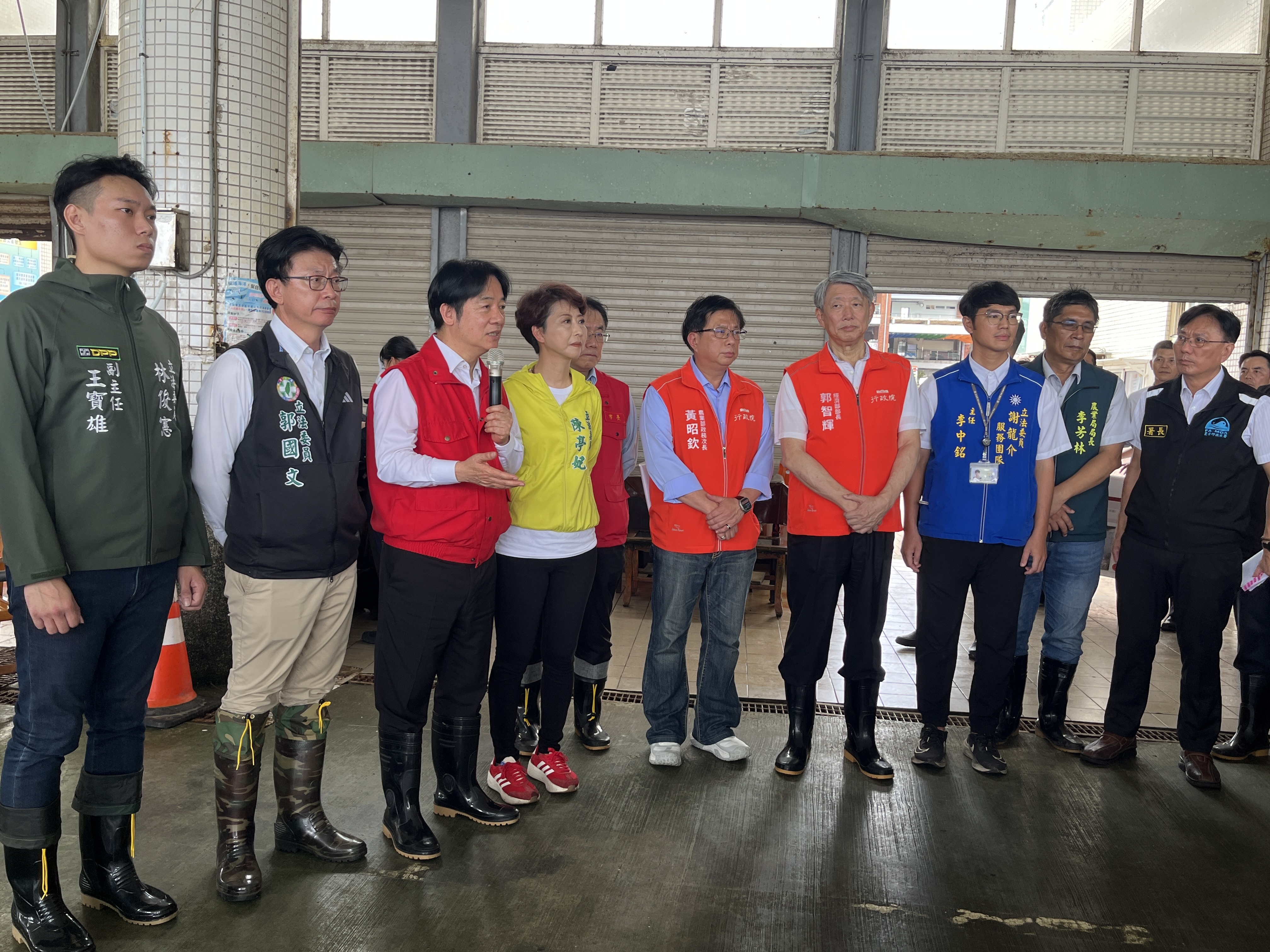 秦晴學姐採訪總統賴清德採訪賴清德總統視察將軍漁港災損情形，聽取漁民需求，見證農魚民在面對天災時所展現的韌性與毅力。