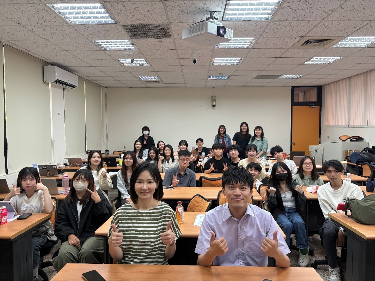 周軒逸教授（右一）、陳珮綺副教授（右二）與上課學生的大合照