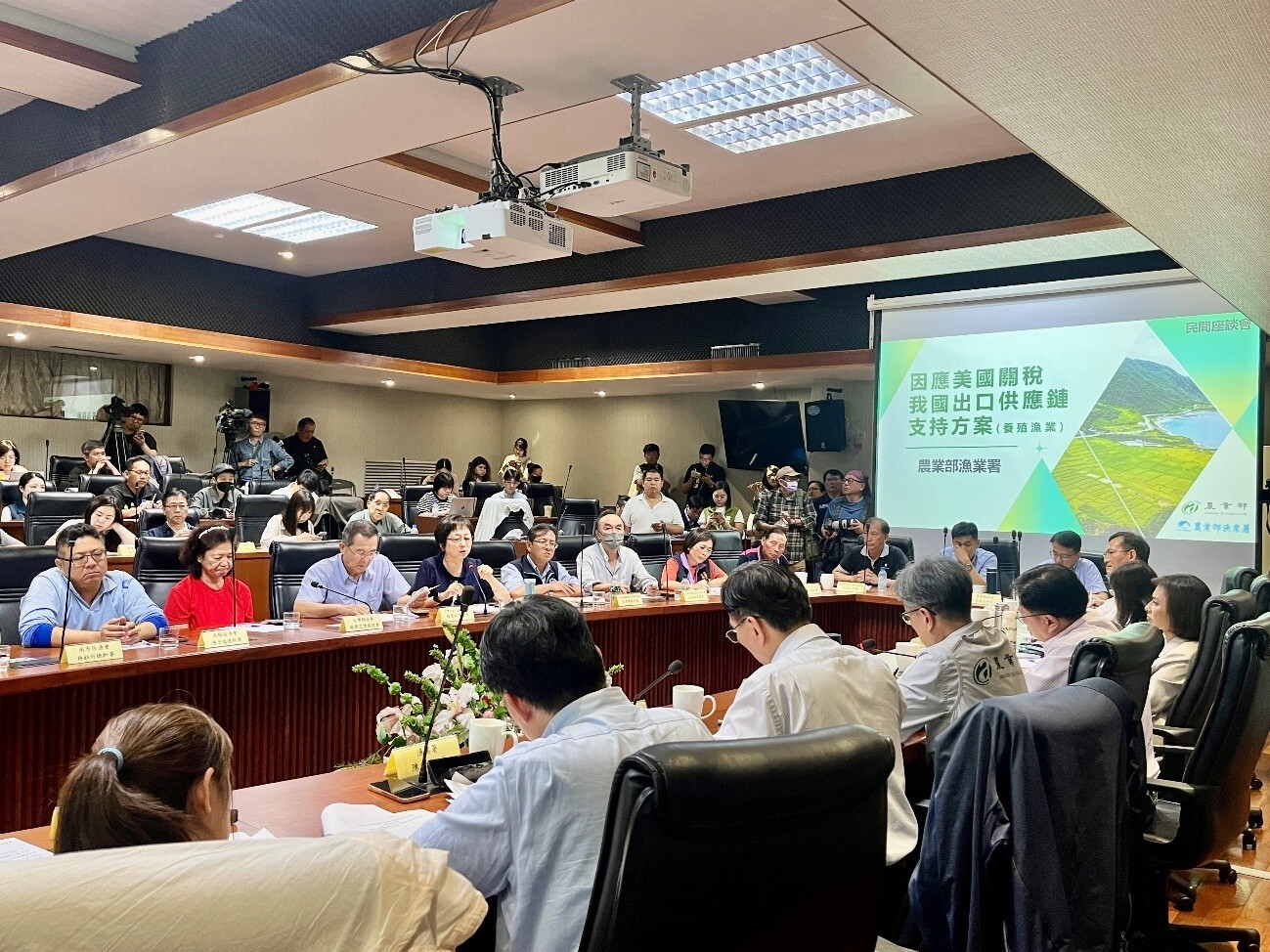秦晴學姐採訪農業部因應美國關稅政策衝擊，邀集養殖漁業相關業者召開座談會，瞭解產業需求並研商配套措施。