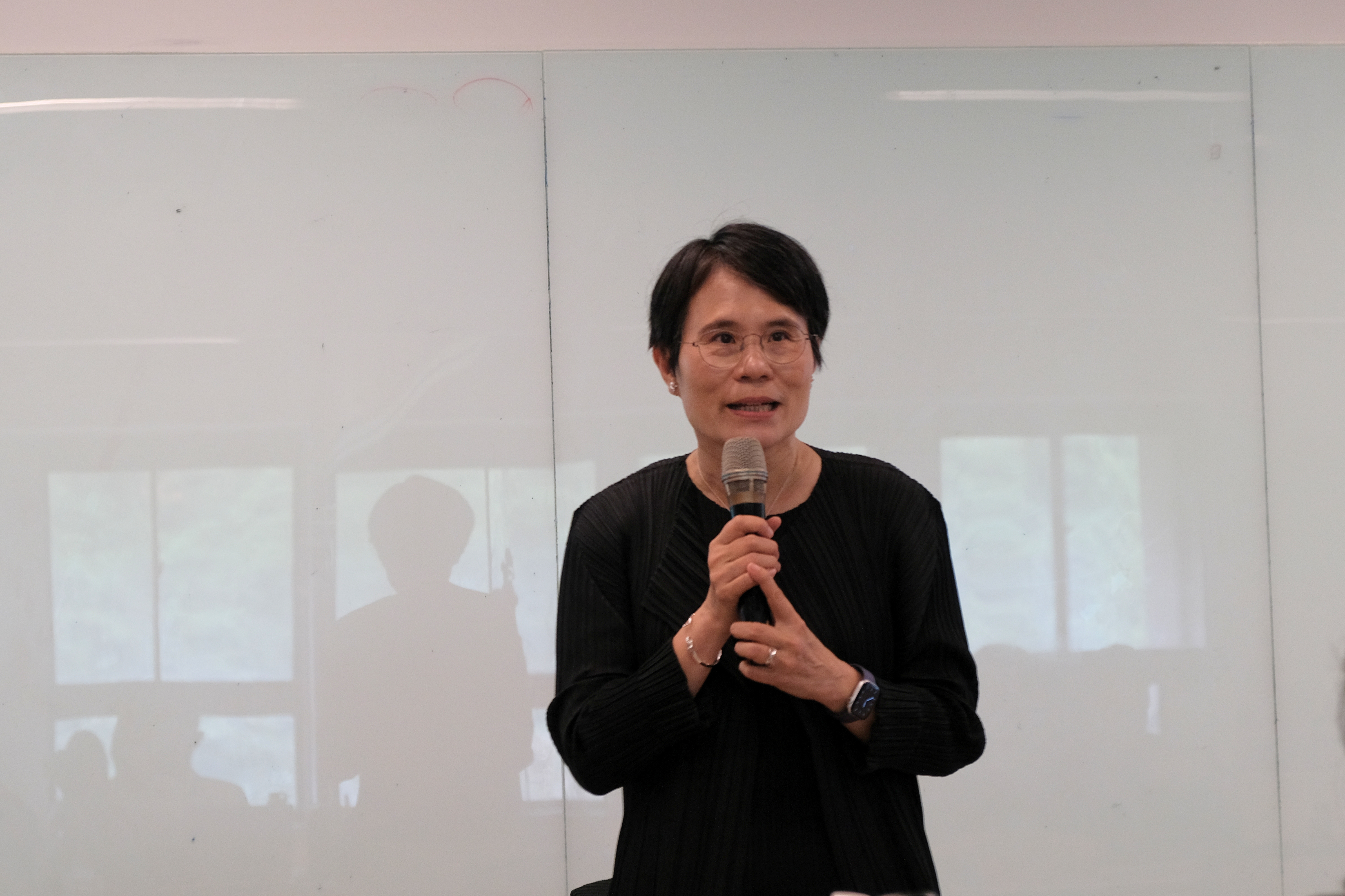 蕭蘋教授以第十五屆理事長身分主持年會活動